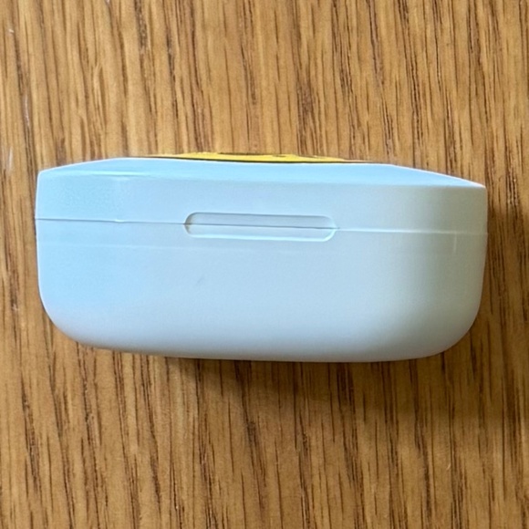 Game Day Outfitters "IOWA" Wireless Earbuds - Picture 7 of 8